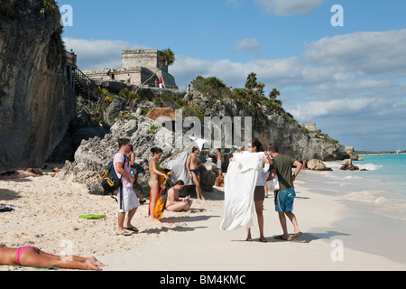 Touristen am Strand von Maya-Ruinen von Tulum, Riviera Maya, Halbinsel Yucatan, Karibik, Mexiko Stockfoto