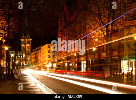 Nachtverkehr auf der Mönckebergstraße in Hamburg, Deutschland. Stockfoto