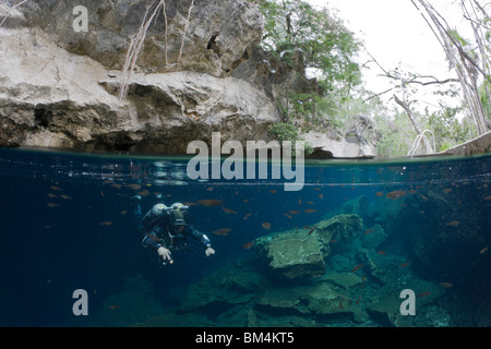 Cave Diver in Chac Mool Cenote, Playa del Carmen, Halbinsel Yucatan, Mexiko Stockfoto