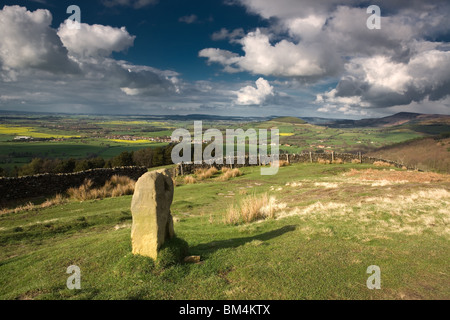 Boundry Stone auf dem Cleveland Weg begehbar Scarth Holz Moor im späten Abendlicht mit in Richtung Topping Nähe in der Ferne. Stockfoto