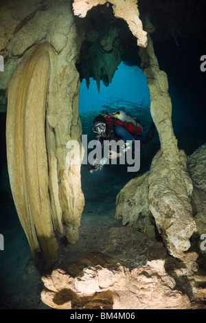 Taucher im Auto waschen Cenote Aktun Ha, Tulum, Halbinsel Yucatan, Mexiko Stockfoto