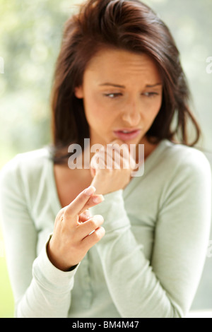 Frau mit Daumen Stockfoto