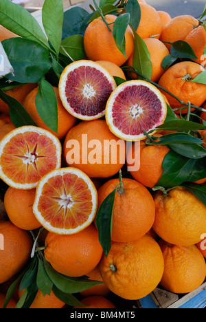 Syrakus / Siracusa. Sizilien. Italien. Ortygia. Sizilianische Tarocco Oranges Angebote auf dem Markt. Stockfoto