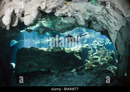 Taucher in Gran Cenote, Tulum, Halbinsel Yucatan, Mexiko Stockfoto