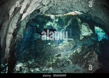 Taucher in Gran Cenote, Tulum, Halbinsel Yucatan, Mexiko Stockfoto