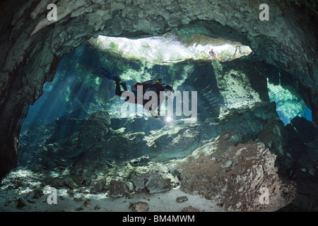 Taucher in Gran Cenote, Tulum, Halbinsel Yucatan, Mexiko Stockfoto