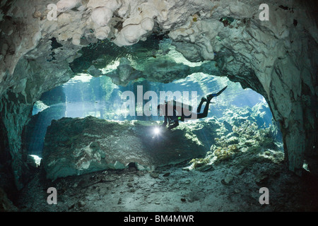 Taucher in Gran Cenote, Tulum, Halbinsel Yucatan, Mexiko Stockfoto