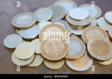 Ein kleines Häufchen von türkischen Münzen auf einem braunen Glattleder-Blatt Stockfoto