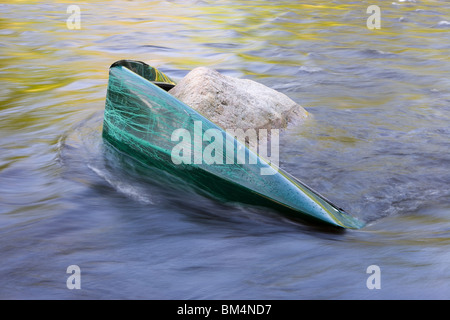 Ein Kanu, ein Fels unter Chesterfield-Schlucht auf der West Branch des Flusses Westfield in Chesterfield, Massachusetts umwickelt. Stockfoto