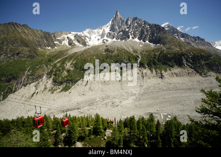 Seilbahn und der Aiguille du Dru, ein Doppel erreichte Berg im Mont-Blanc-Massiv in Chamonix-Mont-Blanc, Frankreich, Europa Stockfoto