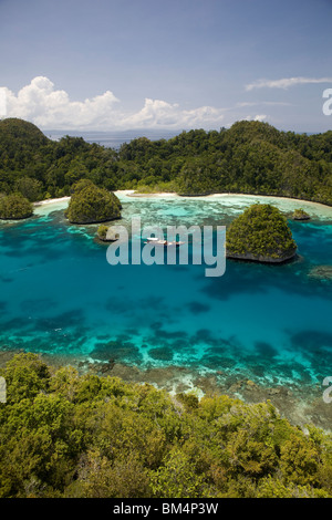 Blick auf den Inseln Wayag, Raja Ampa, West Papua, Indonesien Stockfoto