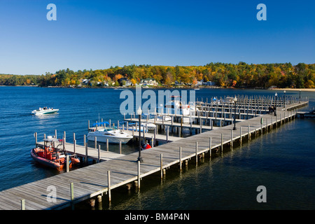 Die Docks am Wehre Strand am See Winnipesauke in Laconia, New Hampshire. Stockfoto