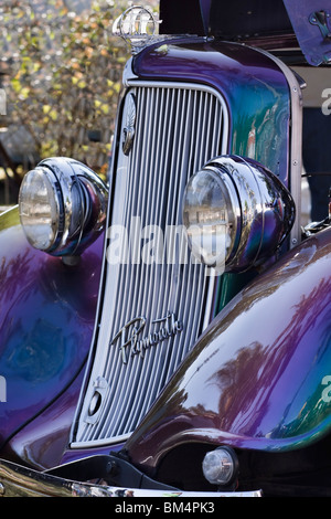 Kühlergrill und Scheinwerfer auf eine bunte, restaurierten klassischen Chrysler Plymouth. Stockfoto