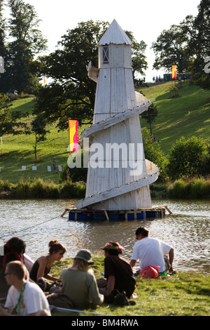 Helter Skelter Holzskulptur mitten auf dem See auf dem Big Chill Festival Eastnor, Herefordshire 2009 Stockfoto