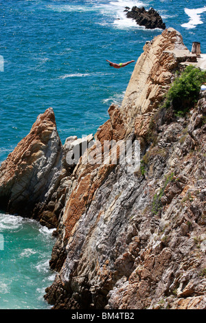 Eine beliebte Sehenswürdigkeit sind die jungen männlichen Taucher (unter Lebensgefahr täglich für touristische Tipps) von den Klippen in Acapulco, Mexiko. Stockfoto