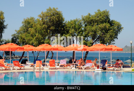 Urlauber entspannen und einen Hotel-Swimmingpool im Badeort von Turgutreis in der Nähe von Bodrum, Türkei Stockfoto