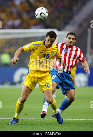 BERLIN - 15. JUNI: Zlatan Ibrahimovic (L) und Roberto Acuna (R) (R) (R) kämpfen um den Ball während eines Spiels der FIFA-Weltmeisterschaft am 15. Juni 2006 in Berlin. Nur redaktionelle Verwendung. Kommerzielle Nutzung verboten. (Foto: Jonathan Paul Larsen / Diadem Images) Stockfoto
