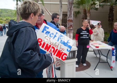 Tragen die Zeichen, protestieren Schule Lehrer Rallye über die vorgeschlagenen Entlohnung in San Juan Capistrano, CA. Hinweis T-shirt schneidet. Stockfoto