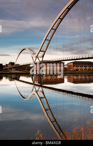 Reflexionen in den Fluss Tees der Infinity-Brücke in Stockton-on-Tees Stockfoto
