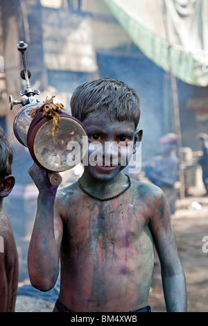 Junge Holi-Fest zu feiern. Varanasi. Indien Stockfoto