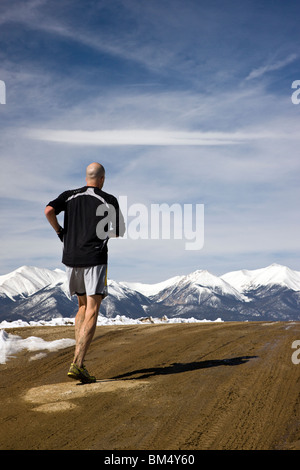 Läufer konkurriert in einem Marathonrennen in der Nähe der kleinen Stadt Salida, Colorado, USA Stockfoto