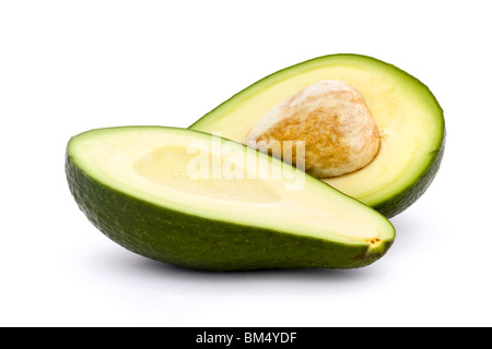 Avocado halbieren mit Stein isoliert auf weiss Stockfoto