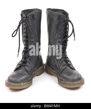 Paar schwarze getragen alten Springerstiefel. Isoliert auf weißem Hintergrund. Stockfoto