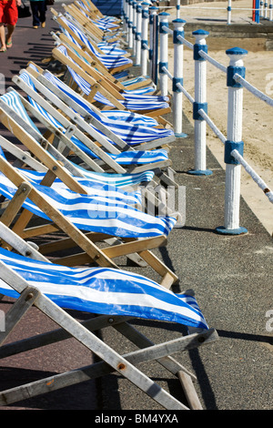 Liegestühle am Pier auf Weymouth Stockfoto