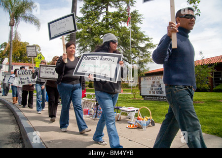 Protest gegen geplanten Lohnkürzungen, Streikposten streikenden Lehrern ihrer Schule in San Juan Capistrano, Kalifornien. Stockfoto