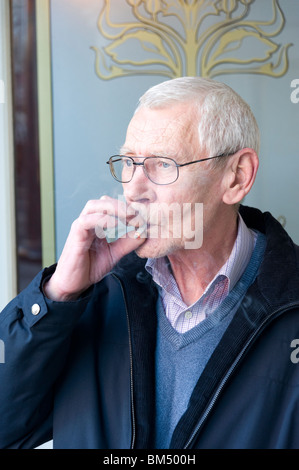 Älterer Mann Rauchen Zigarette vor Pub, UK Stockfoto