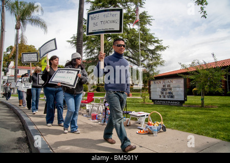 Protest gegen geplanten Lohnkürzungen, Streikposten streikenden Lehrern ihrer Schule in San Juan Capistrano, Kalifornien. Stockfoto