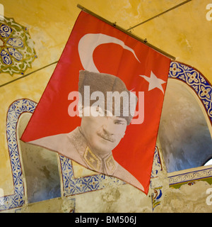 Türkische Flagge mit Porträt von Atatürk Stockfoto