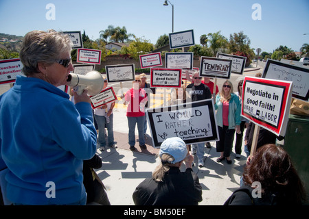 Protest gegen geplanten Lohnkürzungen, Streikposten streikenden Lehrern ihrer Schule in San Juan Capistrano, Kalifornien. Hinweis: Zeichen und Megafon. Stockfoto