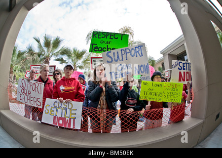 Tragen die Zeichen, protestieren Schule Lehrer Rallye über die vorgeschlagenen Entlohnung in San Juan Capistrano, Kalifornien schneidet. Stockfoto