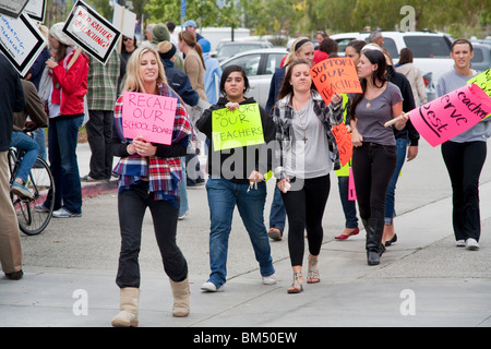 Zeichen tragen, unterstützen Studenten protestieren Schule, die Lehrer Rallye über die vorgeschlagenen Entlohnung in San Juan Capistrano, Kalifornien schneidet. Stockfoto