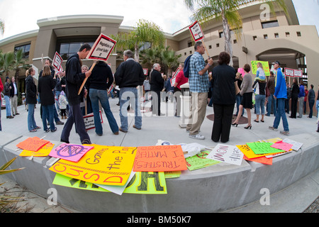 Tragen die Zeichen, protestieren Schule Lehrer Rallye über die vorgeschlagenen Entlohnung in San Juan Capistrano, Kalifornien schneidet. Stockfoto