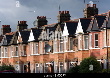 Reihe der Reihenhäuser unter bedecktem Himmel, London, UK Stockfoto