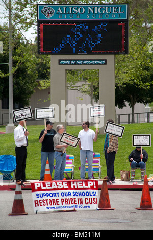 Protest gegen geplanten Lohnkürzungen, Streikposten markante High-School-Lehrer ihrer Schule in Aliso Viejo, Kalifornien. Stockfoto