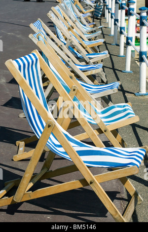 Liegestühle am Pier auf Weymouth Stockfoto