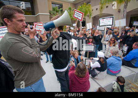 Tragen die Zeichen, protestieren Schule Lehrer Rallye über die vorgeschlagenen Entlohnung in San Juan Capistrano, Kalifornien schneidet. Hinweis "Megaphon". Stockfoto