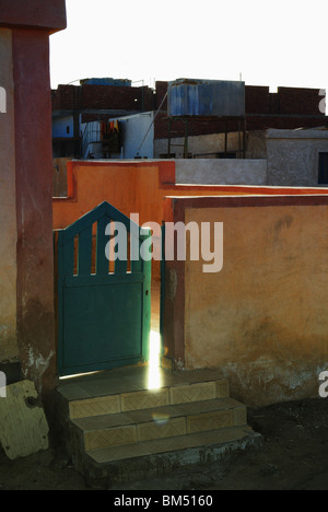 Eingang eines kleinen Innenhof-Hauses in Hurghada, Ägypten Stockfoto