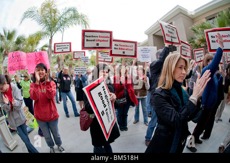 Tragen die Zeichen, protestieren Schule Lehrer Rallye über die vorgeschlagenen Entlohnung in San Juan Capistrano, Kalifornien schneidet. Stockfoto