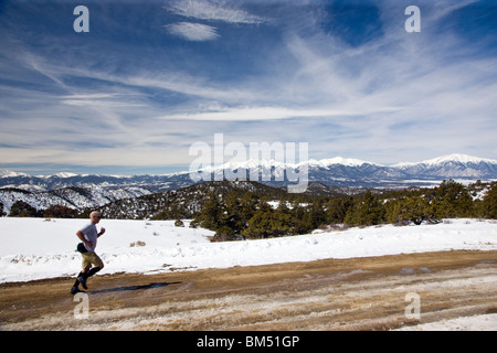 Läufer konkurriert in einem Marathonrennen in der Nähe der kleinen Stadt Salida, Colorado, USA Stockfoto