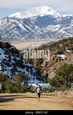 Läufer konkurriert in einem Marathonrennen in der Nähe der kleinen Stadt Salida, Colorado, USA Stockfoto