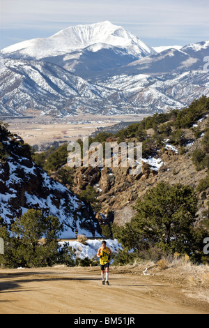 Läufer konkurriert in einem Marathonrennen in der Nähe der kleinen Stadt Salida, Colorado, USA Stockfoto