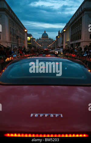 Ferrari Tribut in der Vatikanstadt in Rom bei der Mille Miglia 2010 Stockfoto