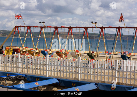 Traditionelle Vintage Swing Boote am Strand von Weymouth Stockfoto