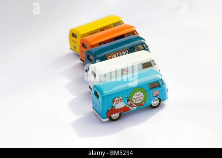Kinder Sammler Spielzeugmodell von fünf Volkswagen geteilt Bildschirm Kastenwagen auf weißem Hintergrund Stockfoto