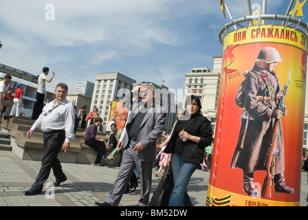 Russische Menschen zu Fuß auf Manezhnaya Platz in Moskau während einer Feier des Tag des Sieges Stockfoto