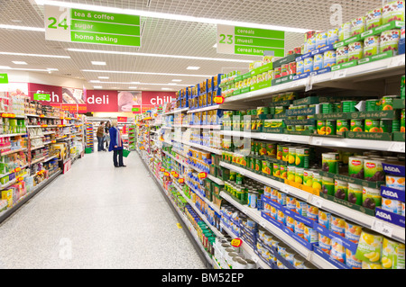 ASDA Supermarkt Gang, England, UK Stockfoto